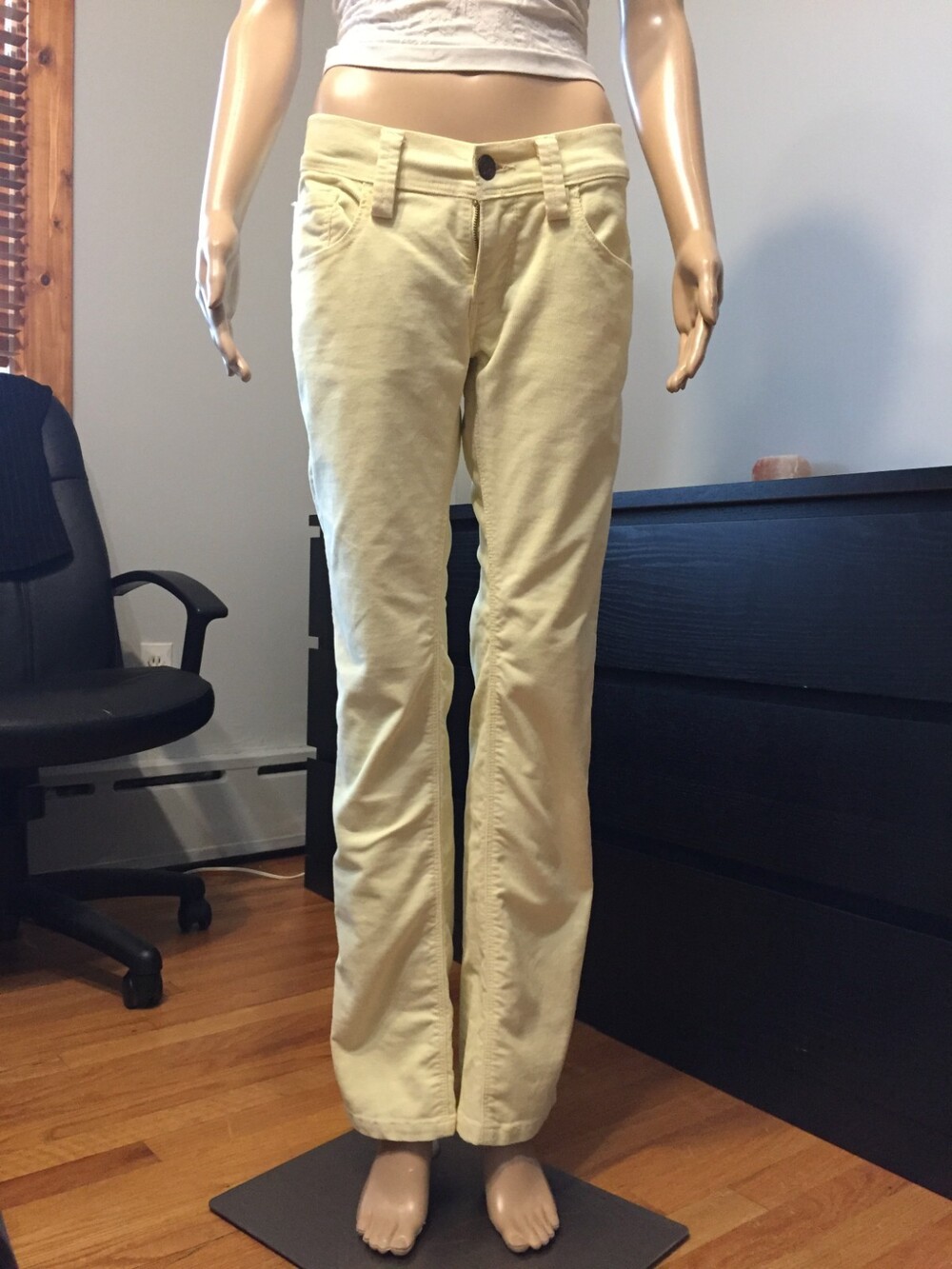 Levi's jeans. Size 6M JR W28. Light yellow.